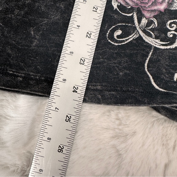 Full Throttle Saloon Ride on round neck short sleeve grey pink white cross roses - Picture 2 of 9